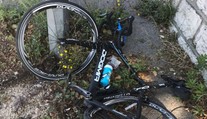 Frooma úmyselne zrazilo auto, bicykel je na šrot
