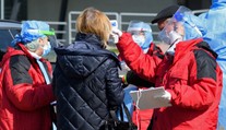 Zdravotníkom, ktorí sa nakazia COVID-19, preplatia 100-percentnú PN