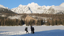 Turisti riskujú život na zamrznutých plesách. V Tatrách sa opakuje nebezpečný zimný trend