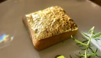 Z obyčajného vyprážaného syra luxusná delikatesa? Kaviareň ho potiahla zlatom, cena má odradiť jeden typ zákazníkov