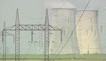 Cenu elektriny pre domácnosti zastropovali aj na ďalší rok. Pomoci sa dočkajú aj samosprávy