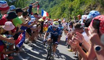 Tvárou prerazil sklo auta. Jazdec musel odstúpiť z Tour de France pre nezodpovednosť fanúšika