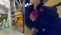 VIDEO: Zlodeji z Litvy vykradli obchod v Košiciach. Sekerou rozbili sklo, utekať už zrejme nevládali