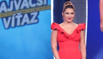 Všimli ste si tento detail vo výstrihu? Moderátorka Mona sa zaskočiť nenechala