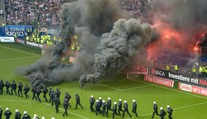 Hamburg prvýkrát v histórii zostúpil z Bundesligy: Hráči plakali, fanúšikovia zúrili
