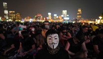 V Hongkongu platí zákaz nosenia masiek. Obvinili prvých dvoch demonštrantov