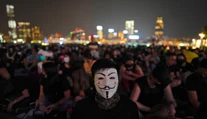 V Hongkongu platí zákaz nosenia masiek. Obvinili prvých dvoch demonštrantov
