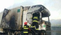 Tragická nehoda na R3: Kamión po náraze do auta zachvátili plamene