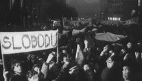 Nežná revolúcia: Obušky, ktoré mali ľudí zastrašiť, nakoniec znamenali pád komunistického režimu
