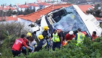 Na ostrove Madeira po havárii autobusu zomrelo 29 turistov. Z vraku vyliezali aj štvornožky