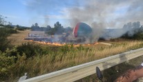 FOTO+VIDEO: Na Považí začal vo vzduchu horieť teplovzdušný balón. Jeden muž utrpel popáleniny, druhý sa priotrávil