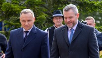 Po 10 rokoch sa lúči s funkciou prezidenta. Duda dostal od Pellegriniho praktický darček
