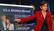 Epstein s Maxwellovou znásilnili ženu pred zrakom jej syna. Pohrozili, že ich hodia aligátorom