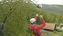 Popruhy, oceľové lano a jazda pol kilometra. Adrenalínoví nadšenci majú u nás ďalšiu atrakciu