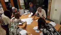 Zostali kopy papierov a kartónov. Samosprávy majú povinnosti aj po voľbách