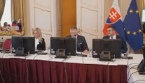 Najhorúcejšie ministerské kreslo ostalo na vláde prázdne. Politicky háklivý návrh z rokovania stiahli
