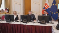 Najhorúcejšie ministerské kreslo ostalo na vláde prázdne. Politicky háklivý návrh z rokovania stiahli