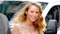 Tehotná Blake Lively. V krásnych šatách rozdávala úsmevy