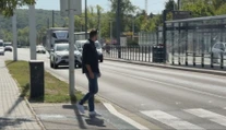 Do redaktora takmer vrazilo auto. Skrytou kamerou sme otestovali nové pravidlá na priechodoch