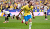 Japonci opäť zlyhali na prvej prekážke. Brazília našla svojho hrdinu v 95. minúte a postupuje do osemfinále