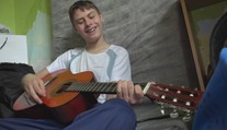 Žije v otrasných podmienkach, no srší optimizmom: Toto je Laciho životný príbeh