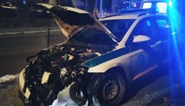 V Revúcej sa zrazili dve autá, vrátane policajného. Pri nehode utrpeli zranenia tri osoby