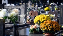 Dušičky sa blížia: Toto sú ceny hrobových dekorácií naprieč Slovenskom