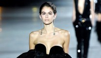 Dcéra Cindy Crawford ovládla módnu prehliadku v Paríži. Nožičky má ako paličky
