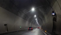 Nehoda uzavrela tunel Višňové. Zrazili sa dve dodávky, dopravu odklonili