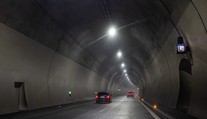 Nehoda uzavrela tunel Višňové. Zrazili sa dve dodávky, dopravu odklonili