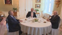 Prezident Kiska obedoval s predchodcami. Vyčítali mu udeľovanie vyznamenaní