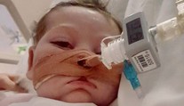 Je koniec, malý Charlie Gard zomrie. Rodičia svoj boj o záchranu syna vzdali