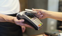 Aj na dovolenke už platíme takmer všade kartou. Pozor však na poplatky
