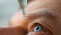 Odborníci varujú pred nebezpečnými očnými kvapkami. Hrozí po nich slepota až smrť