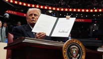 Trump vo svoj prvý deň spustil lavínu kontroverzných dekrétov. Niektoré môžu skončiť na súde