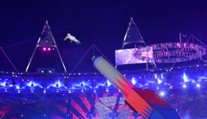 VIDEO:  Odvážny kúsok sa skončil hrozivým pádom. Svetoznámy kaskadér vystrelený z dela utrpel vážne zranenia
