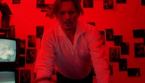 Veď toto už je porno. Johnny Depp si vo videoklipe užíva trojku