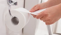 Vešiate toaletný papier správne?