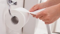 Vešiate toaletný papier správne?