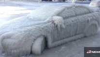 Takto zamrznuté auto by ste oškrabávať nechceli