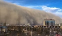 VIDEO: Piesočné cunami pohltilo čínske mesto