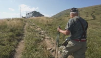 Dobrodružstvo 83-ročného turistu, aké sa len tak nevidí. Ladislav sa vybral na legendárnu Cestu hrdinov SNP