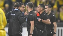 Nespokojnosť prerástla do šarvátky na trávniku, zapojil sa aj predseda klubu. Rozhodcu museli odprevádzať