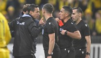 Nespokojnosť prerástla do šarvátky na trávniku, zapojil sa aj predseda klubu. Rozhodcu museli odprevádzať
