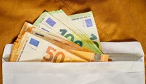 Vyhodila starú komodu. Zabudla, že sa v nej ukrývajú celoživotné úspory