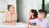 JLo kládli otázky dvojičky. Pozrite, ako reagovali, keď im povedala o tehotenstve
