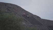 Streľba na starobylej mexickej pamiatke. Na obľúbených pyramídach začal ozbrojenec páliť do davu, zahynula turistka