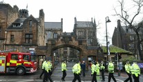 Britská polícia evakuovala po náleze podozrivých balíčkov dve univerzity