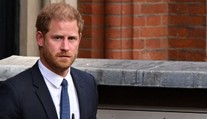 Princ Harry stiahol sťažnosť za ohováranie voči britským novinám. Bude im musieť zaplatiť státisíce