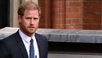 Princ Harry stiahol sťažnosť za ohováranie voči britským novinám. Bude im musieť zaplatiť státisíce